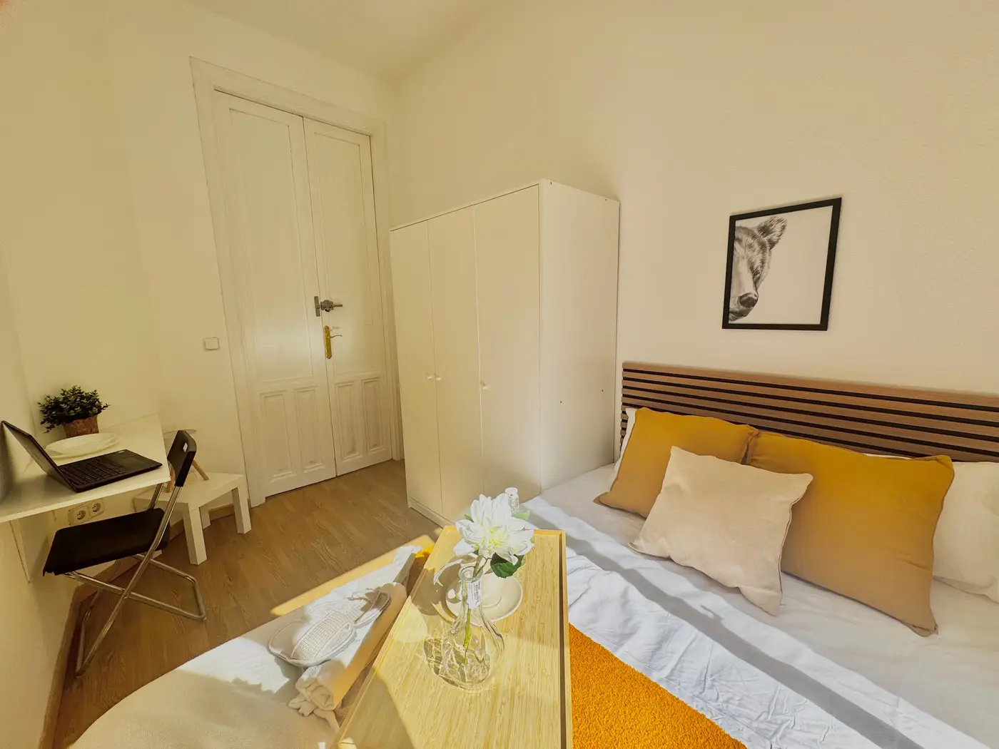 Habitación con cama doble y terraza en Plaza Olavide