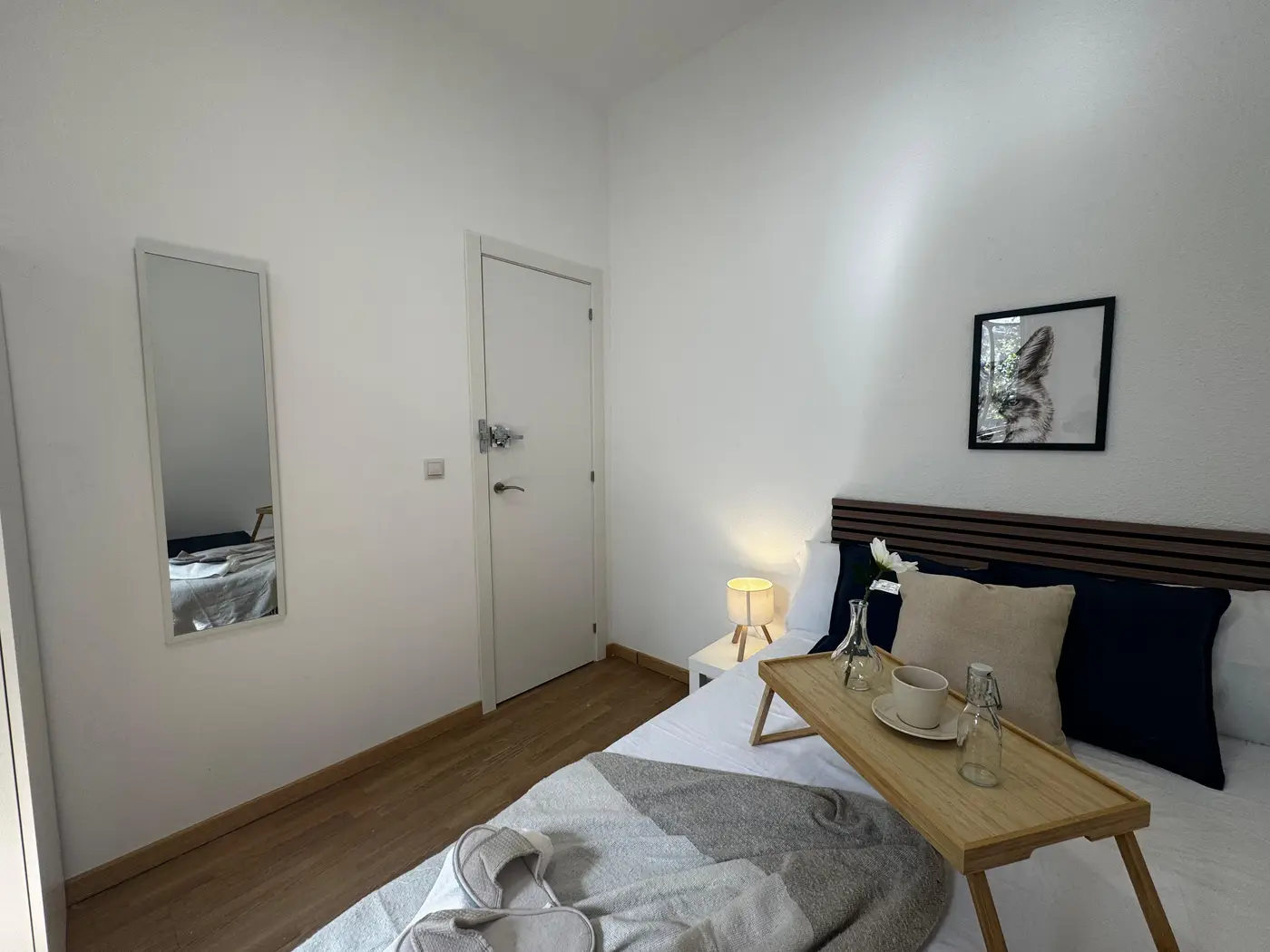 Habitación con cama doble muy luminosa en Plaza Olavide