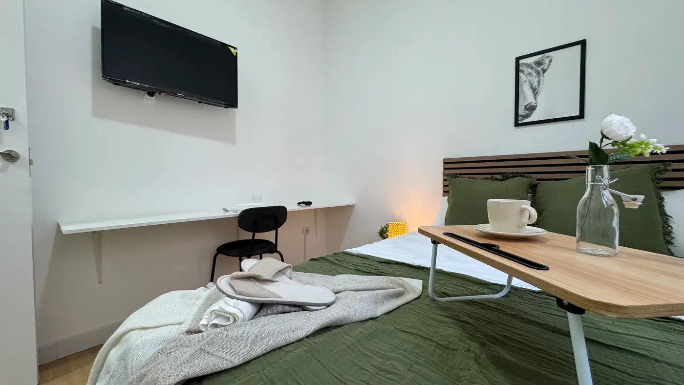 Habitación con cama doble en el centro de Lavapiés