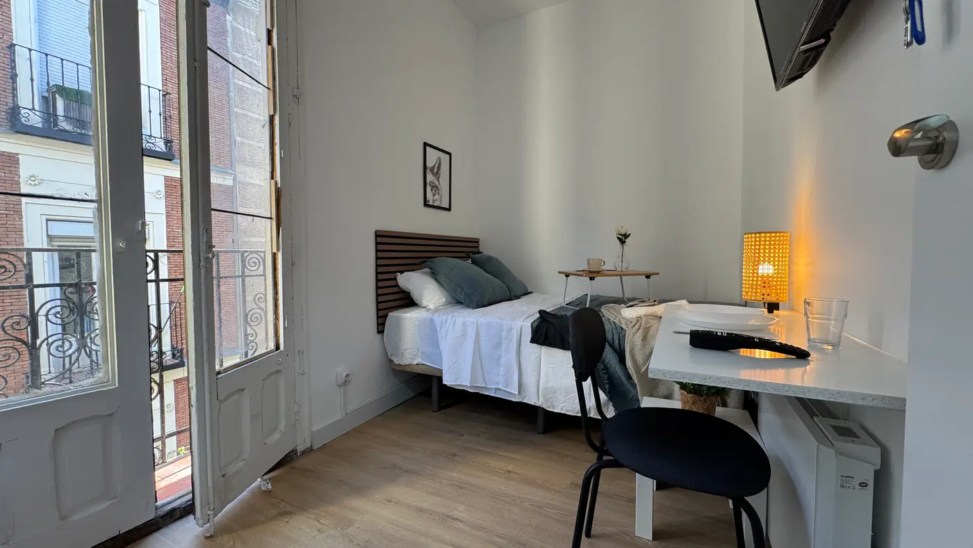 Habitación con cama doble y terraza en el centro de Lavapiés